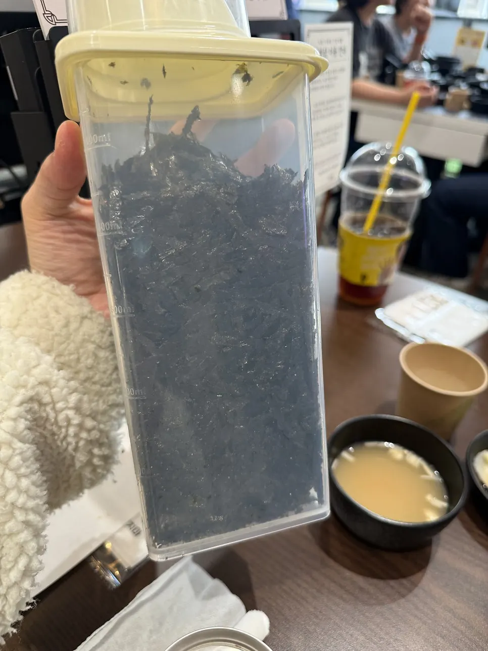 김가루를 올린 돌솥알밥 한 그릇