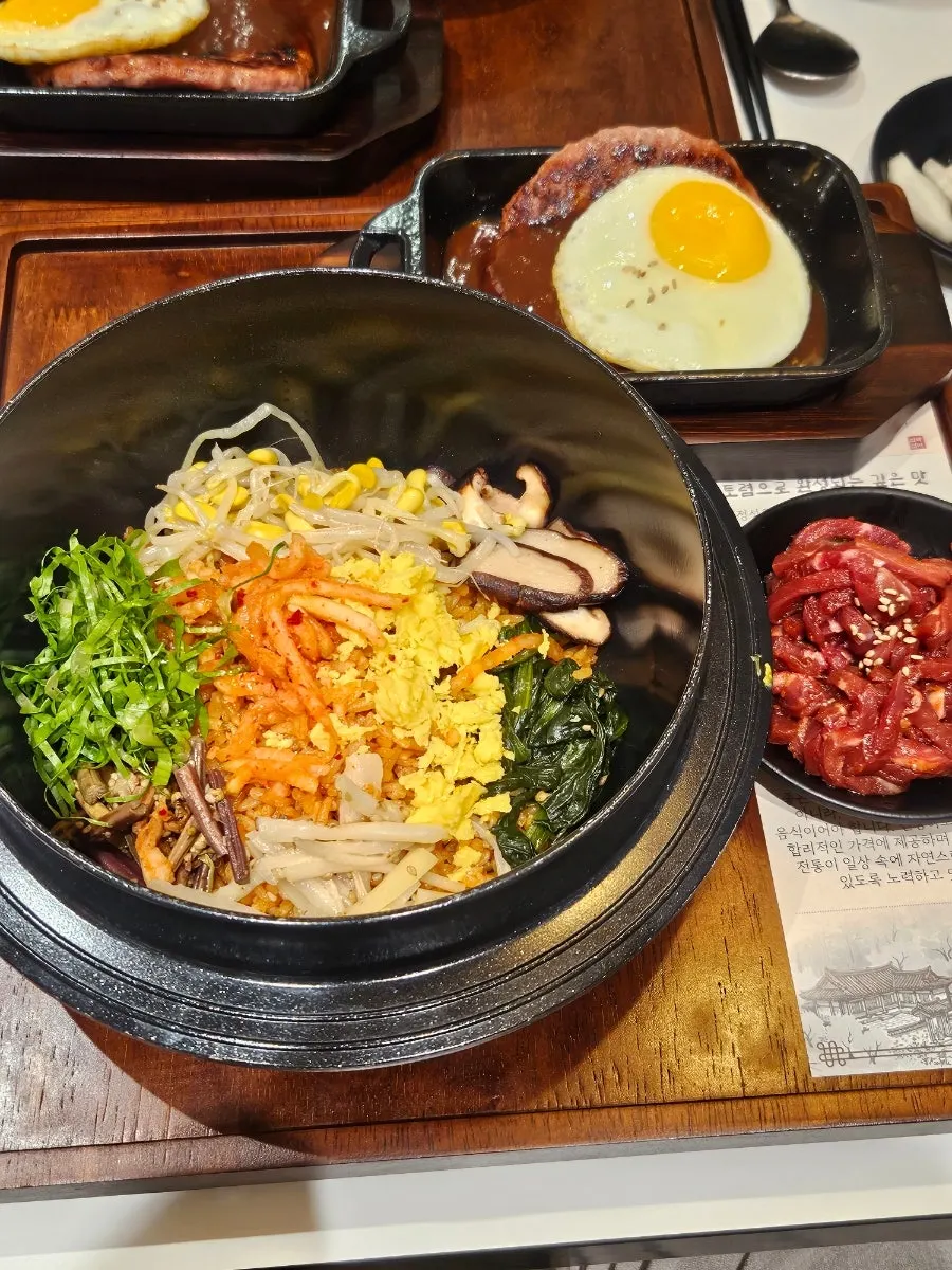 한우육회 비빔밥과 돌솥낙지알밥 떡갈비 세트 한 상