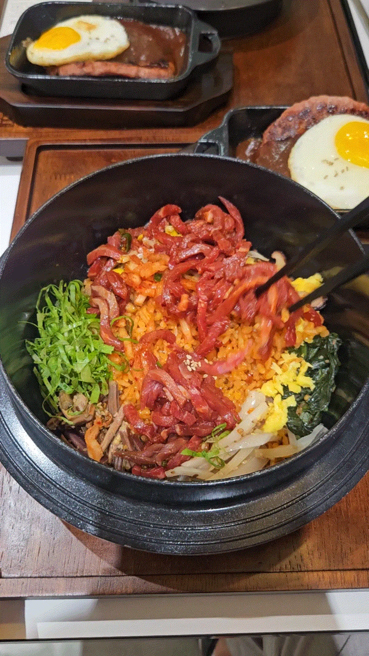 한우육회가 올라간 토렴 비빔밥