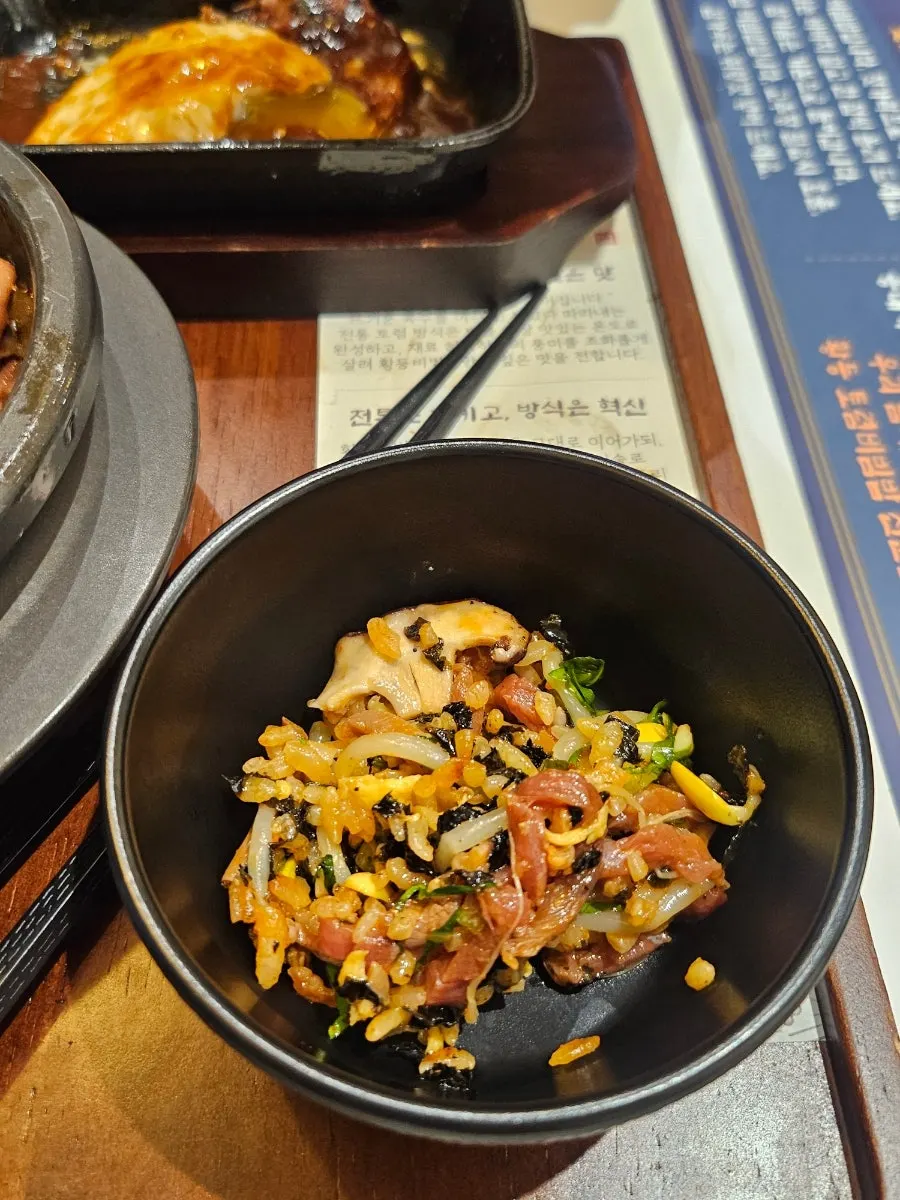 젓가락으로 비벼 먹는 한우육회 비빔밥