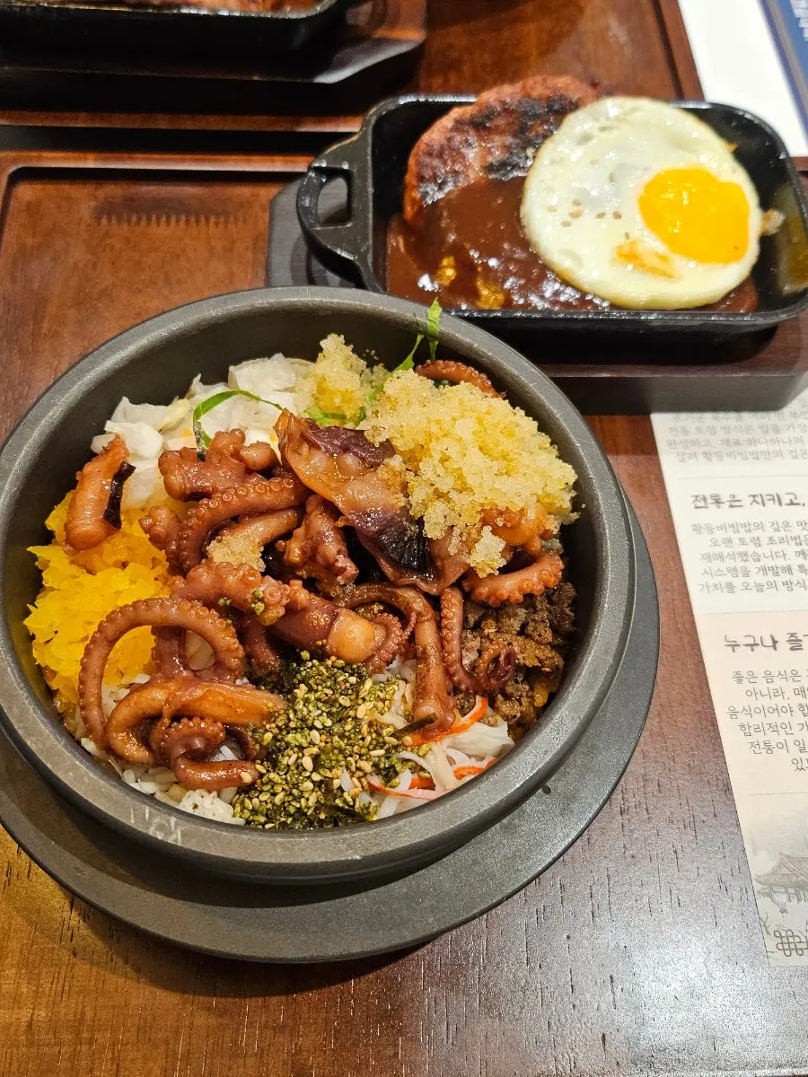 도톰하게 구운 한돈떡갈비