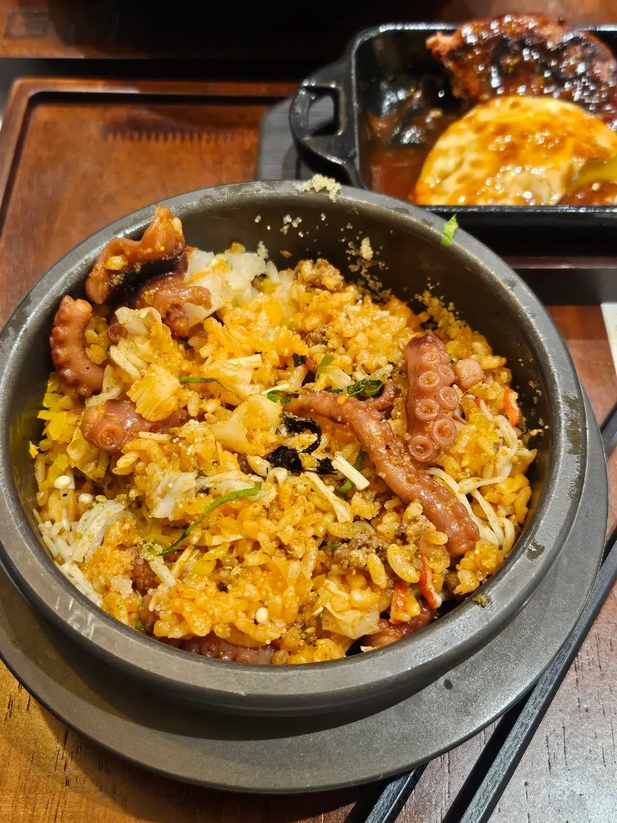 낙지와 날치알이 올라간 돌솥낙지알밥