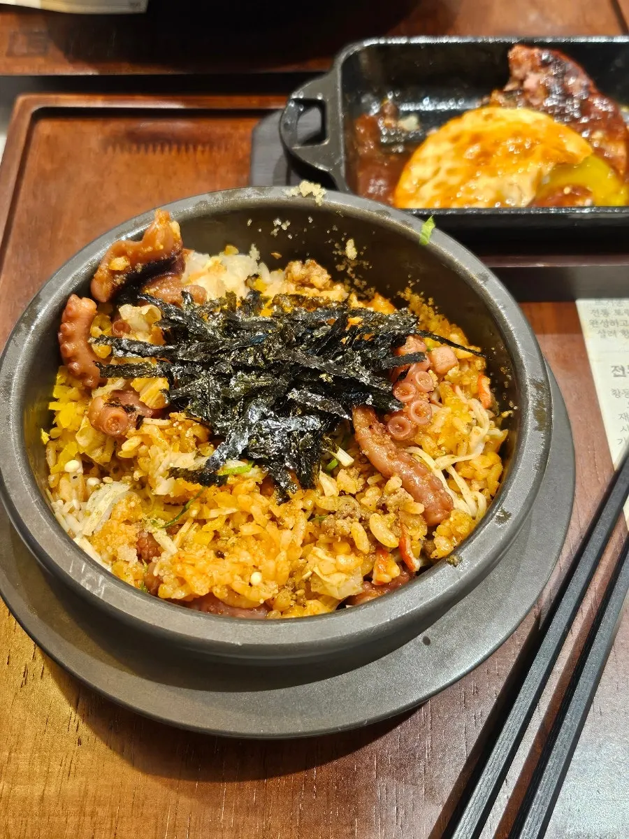 돌솥 바닥에 눌어붙은 누룽지