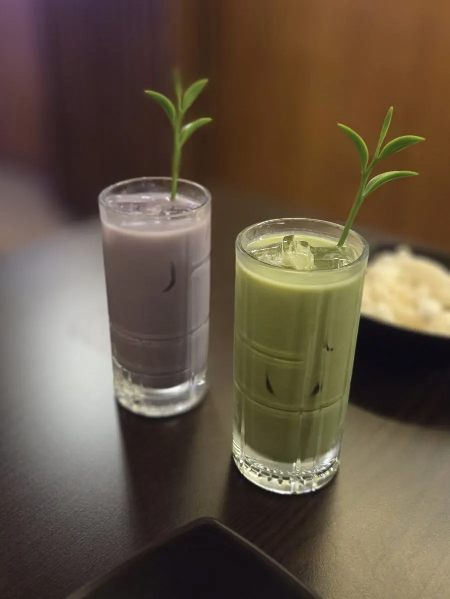 Một ly highball makgeolli vị ube màu tím nhạt