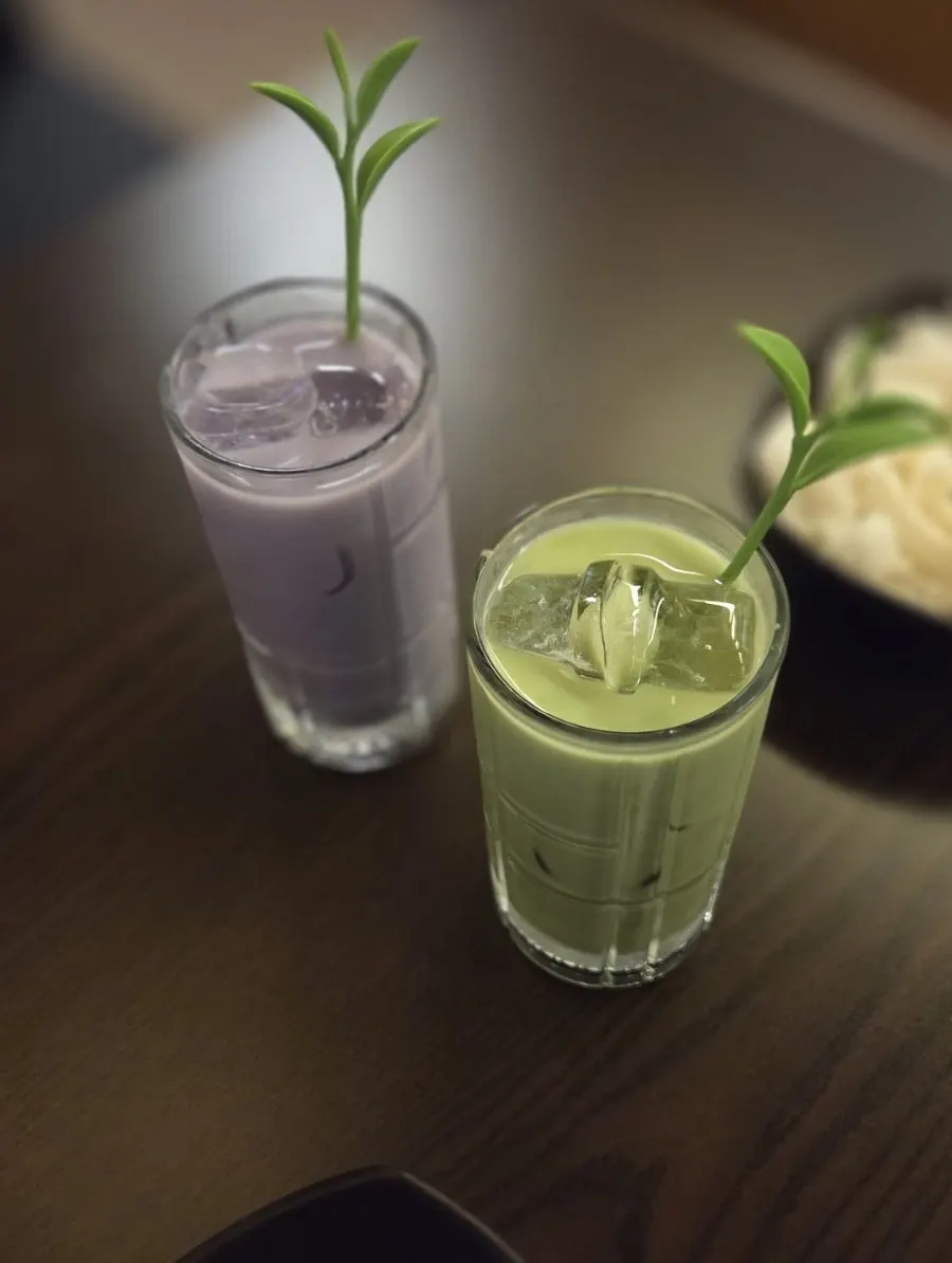 Một ly highball makgeolli vị matcha màu xanh lá