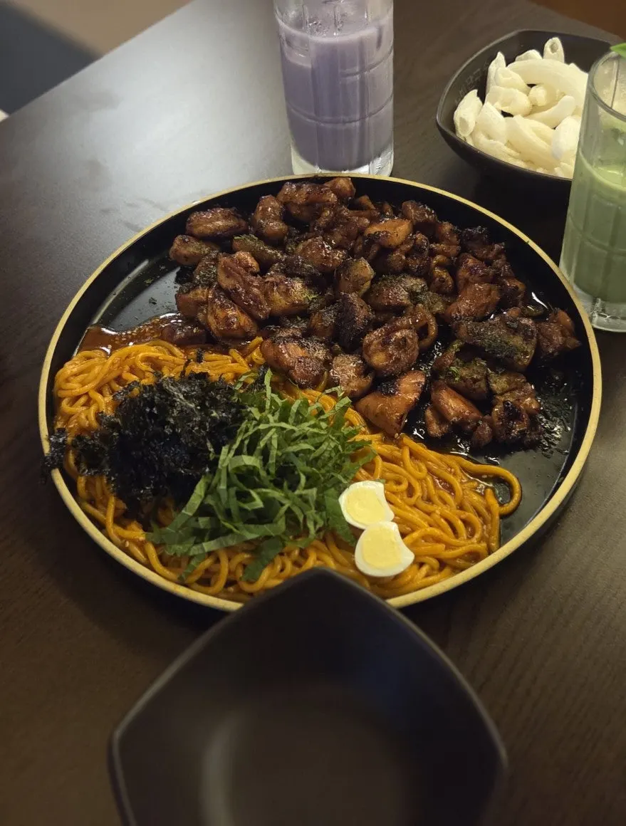 Mâm lớn gồm gà nướng than củi và bibim noodles