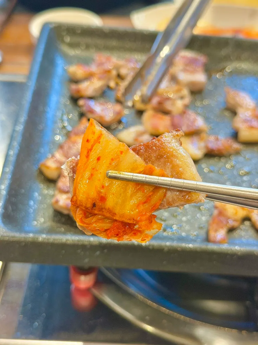 焼き台で焼いたキムチとお肉