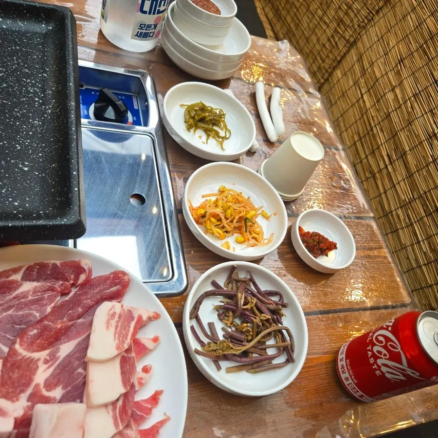 직사각형 쇠 불판에 구워지는 삼겹살