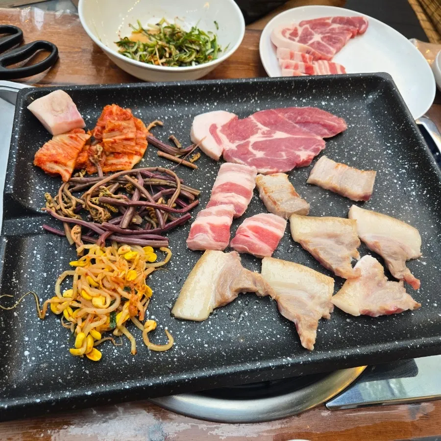 철판 위 목살과 꼬들목살