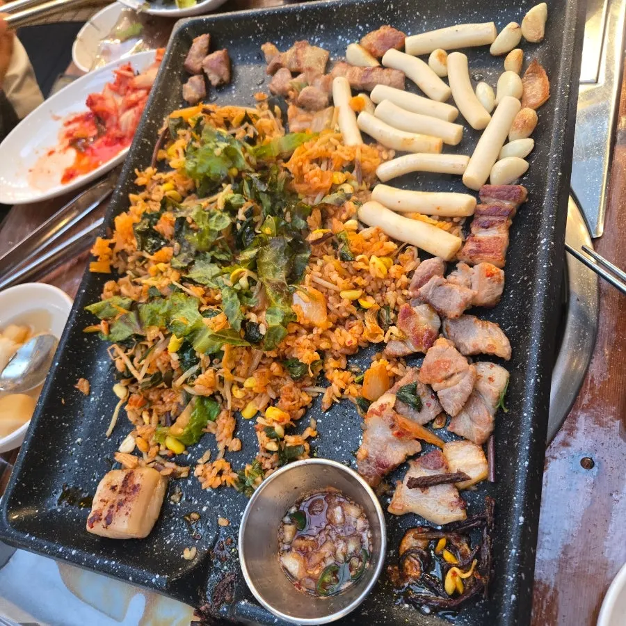 불판에 만든 셀프 김치볶음밥