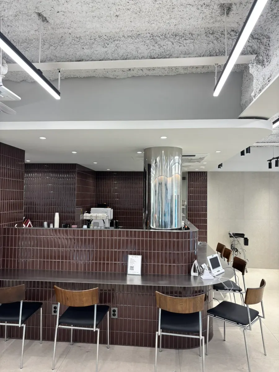 Café-like waiting area in the salon