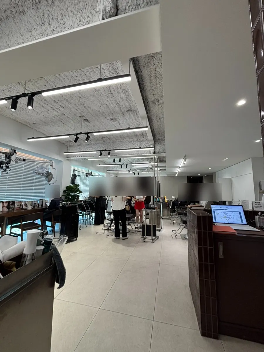 Busy treatment area at the Apgujeong salon