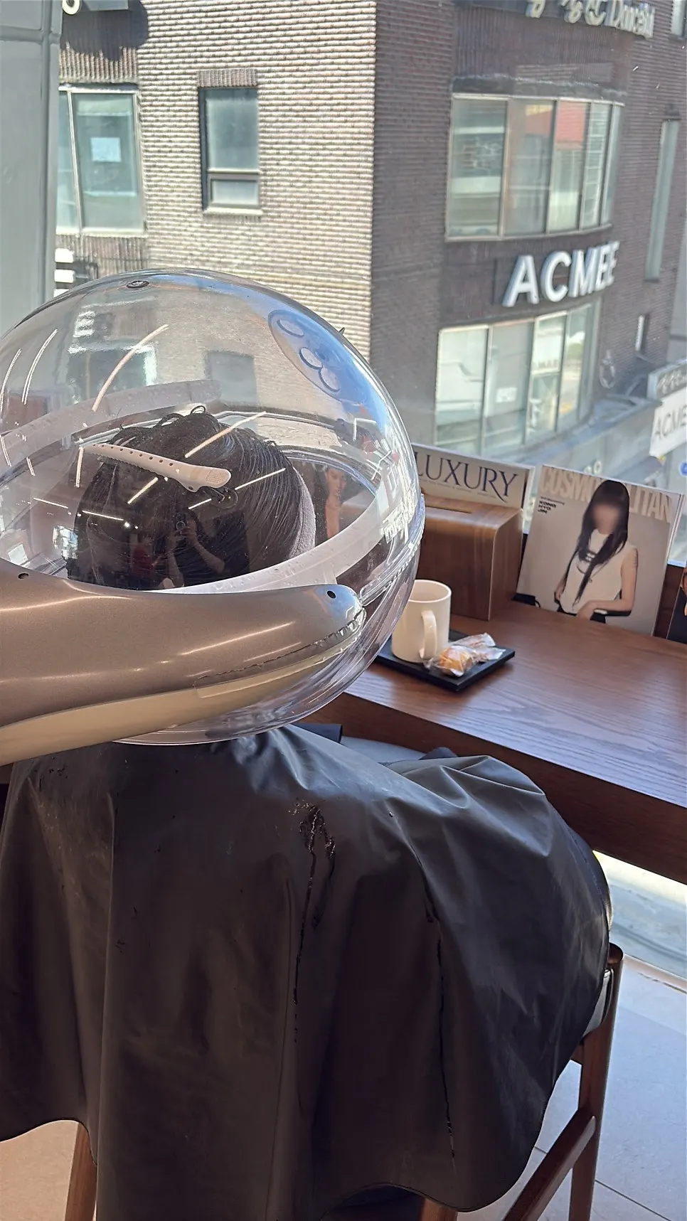 Smoothing the hair with mist