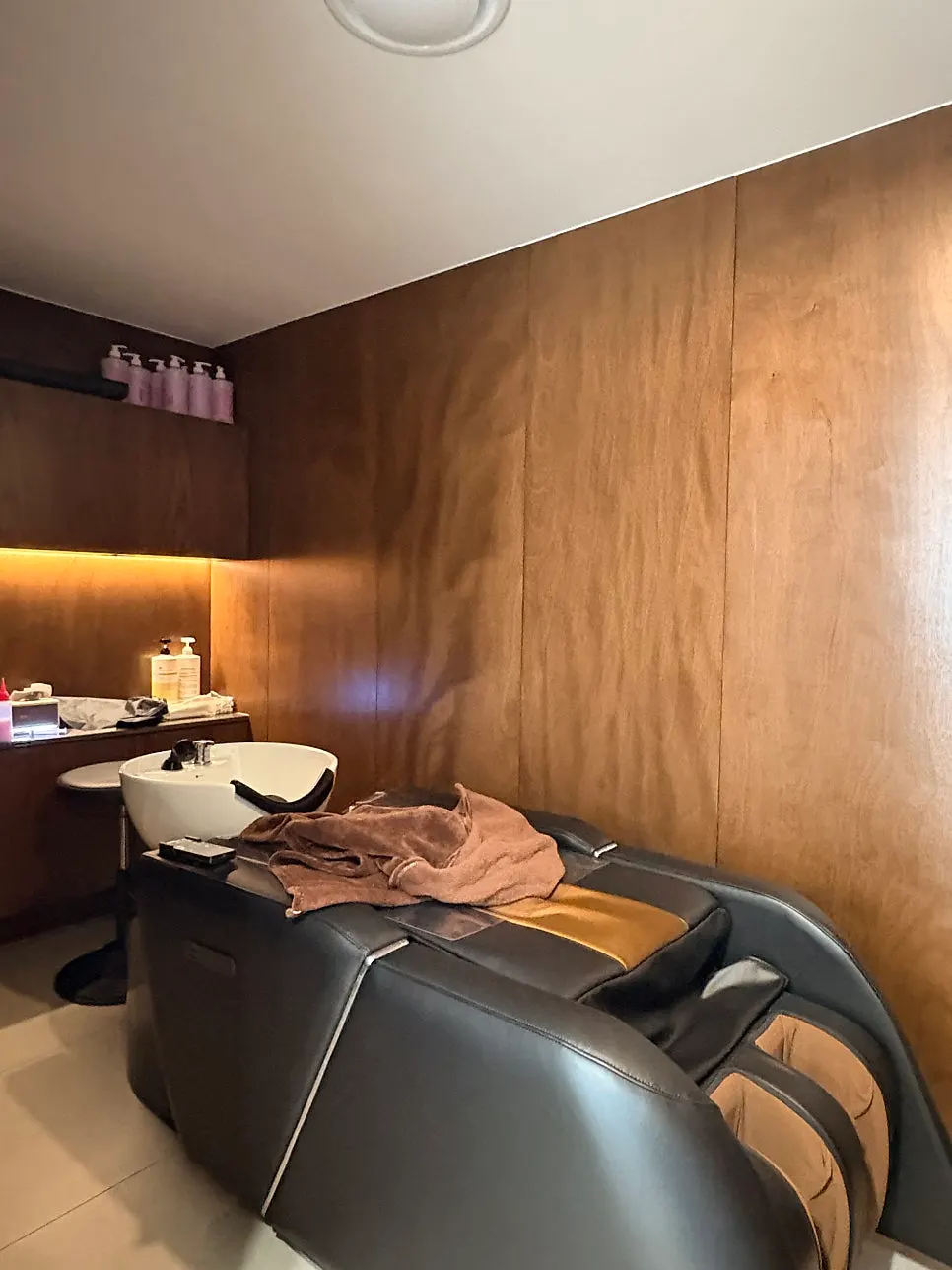 Coating and scalp massage in the massage chair