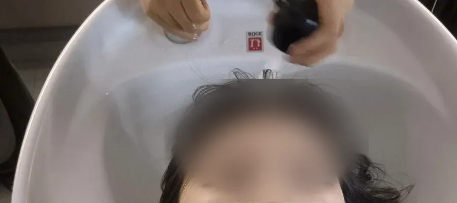 Shampoo step before the clinic treatment