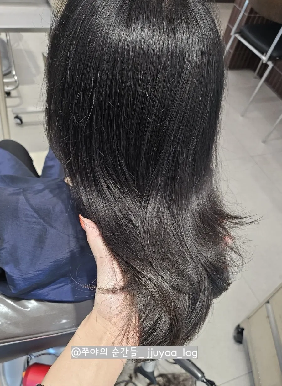 Naturally falling front bangs after the cut
