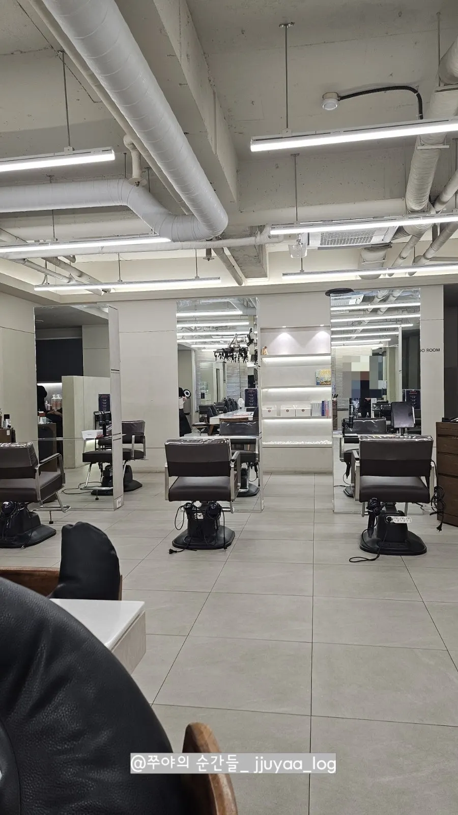 Salon chairs at Beorn Hair Cheongdam