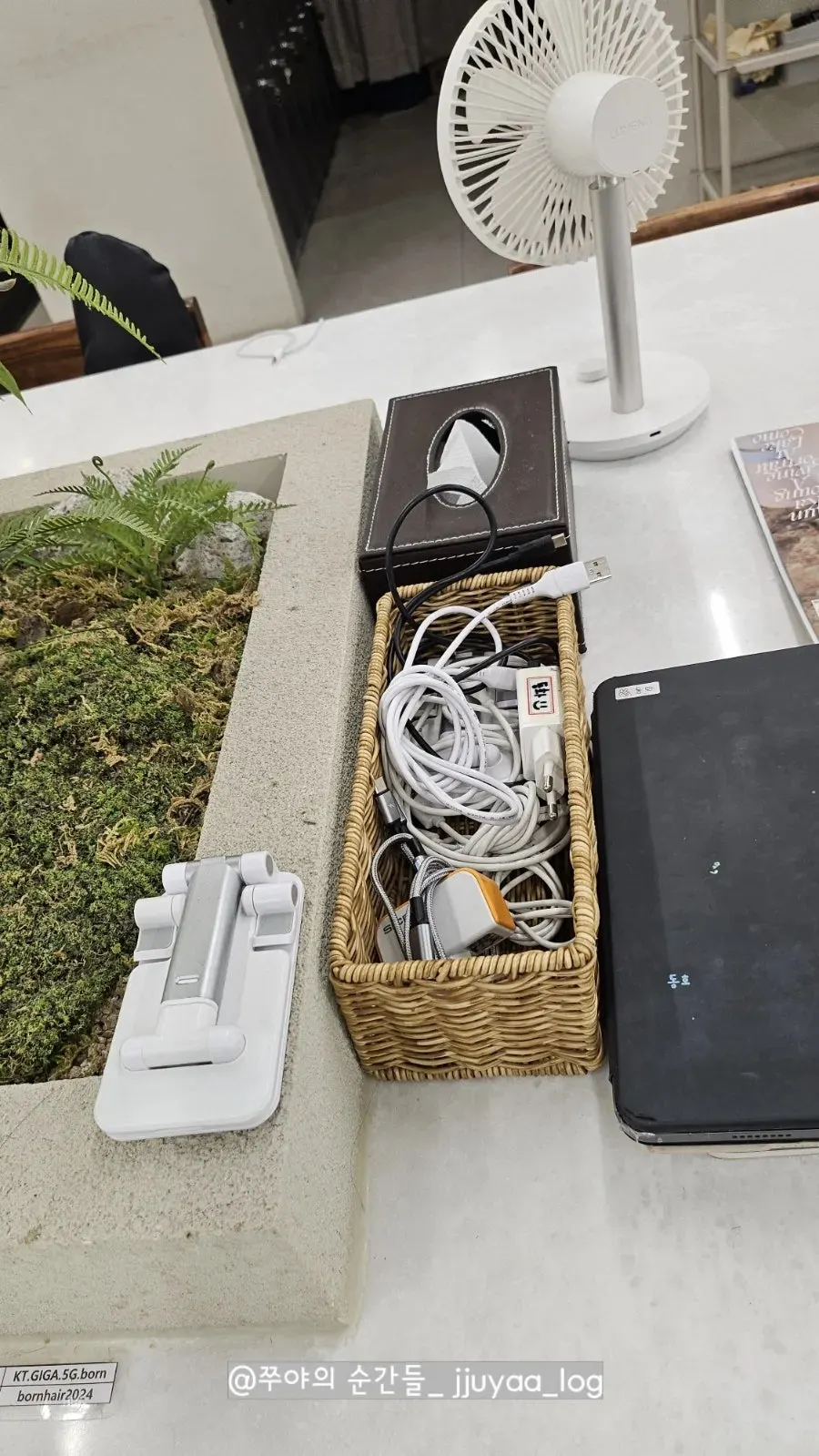 Neatly organized magazines and phone charging cables