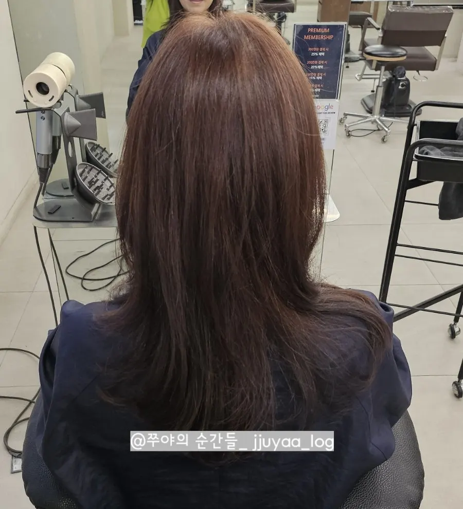 Frizz-free after result of the straightening treatment