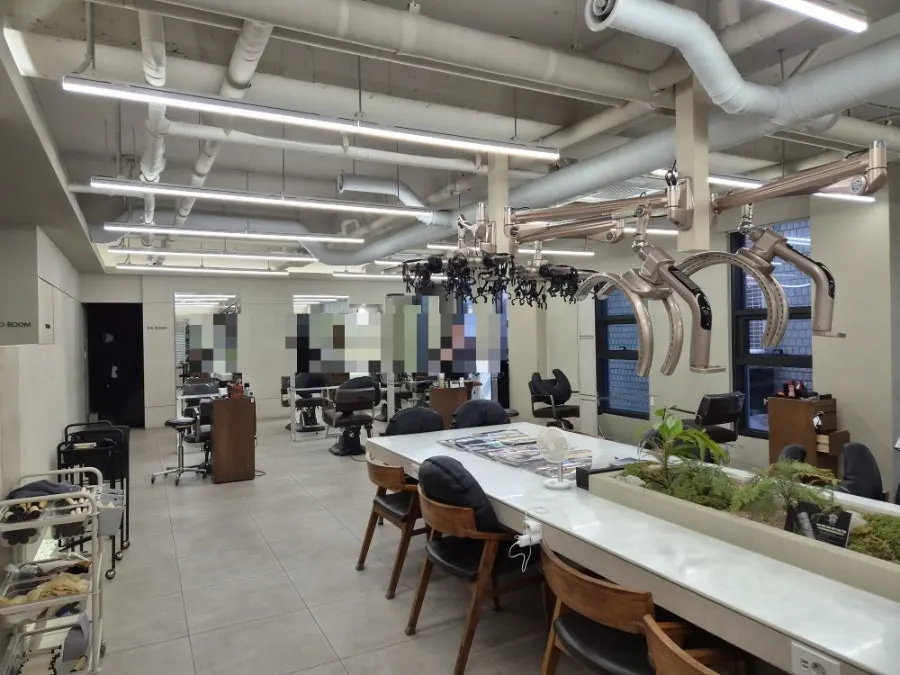 Spacious, comfortable interior of Beorn Hair Cheongdam