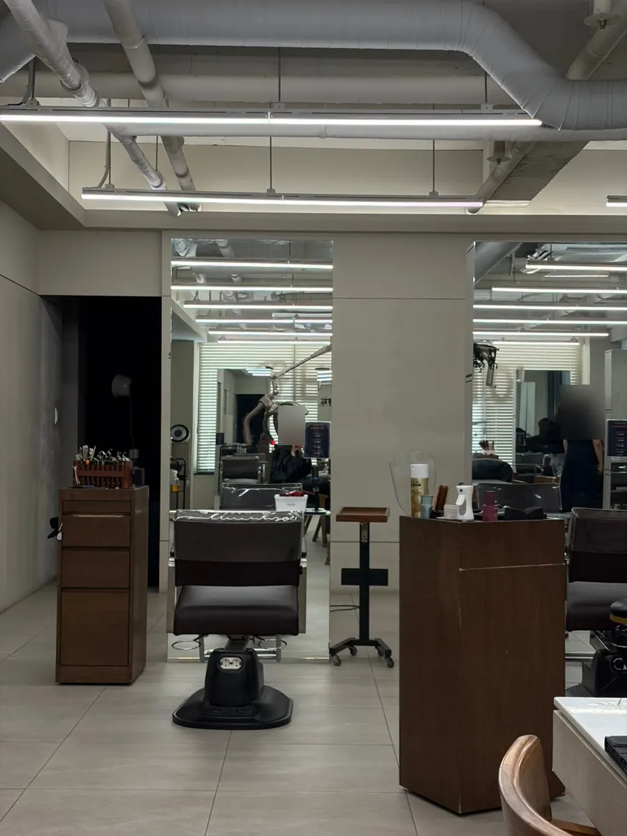 Bright salon seating and mirrors