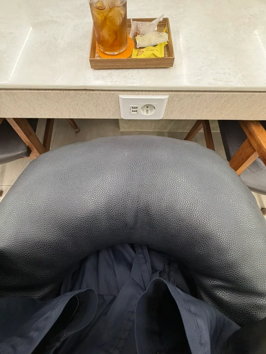 Treatment seat with support cushion, iced tea and snacks