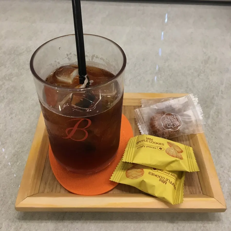 Iced americano and snacks served while waiting