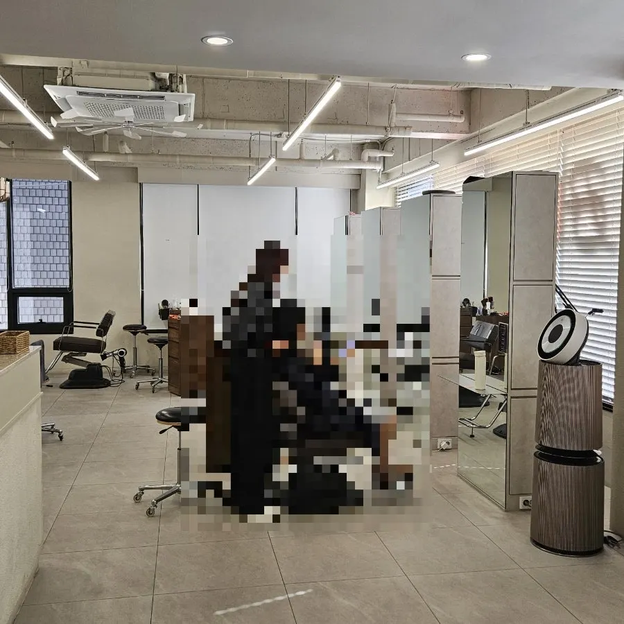 플랜트 인테리어의 미용실 내부