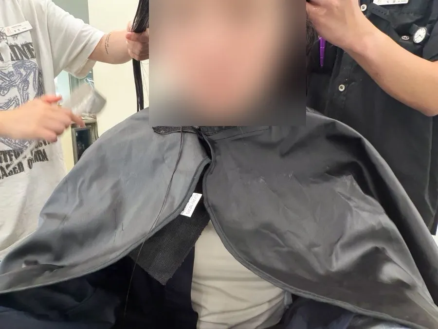 디자이너와 스탭이 클리닉 제품을 도포하는 장면
