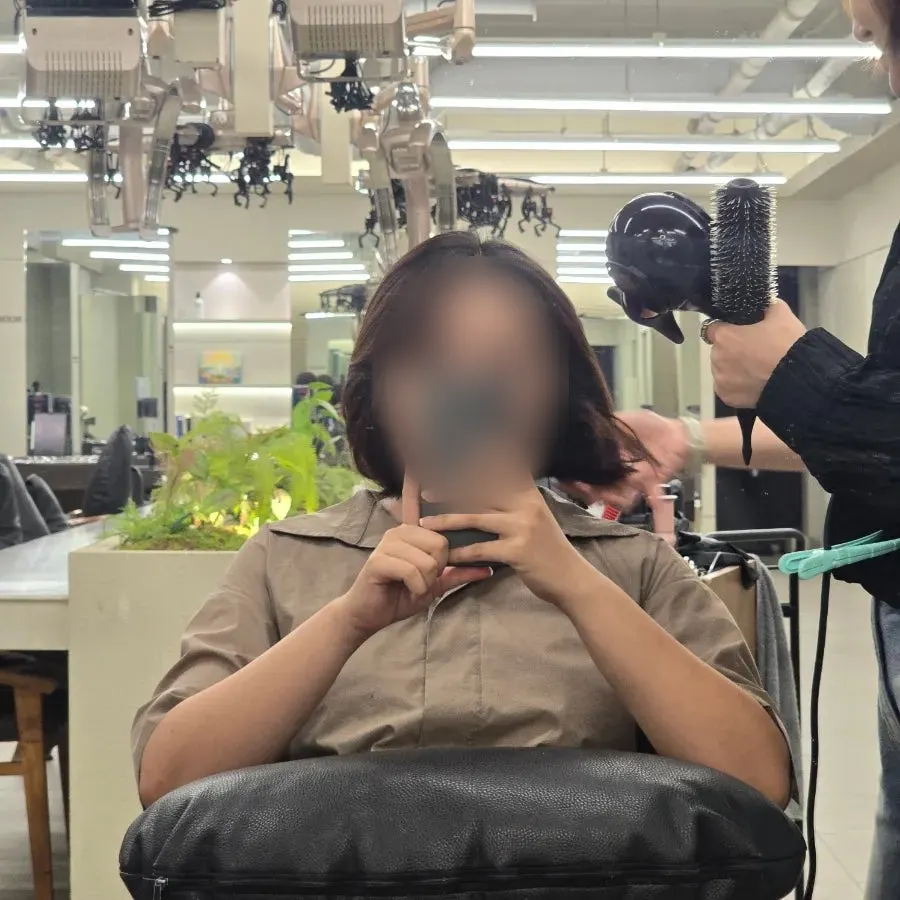Bob hair styled after the clinic finished