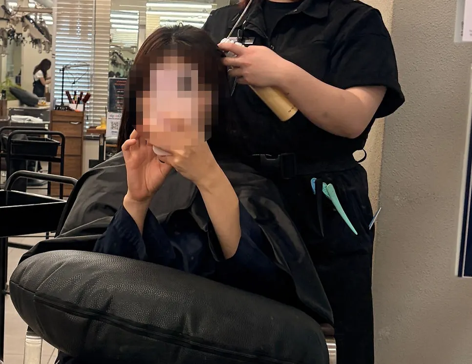 Applying scalp protectant before dyeing