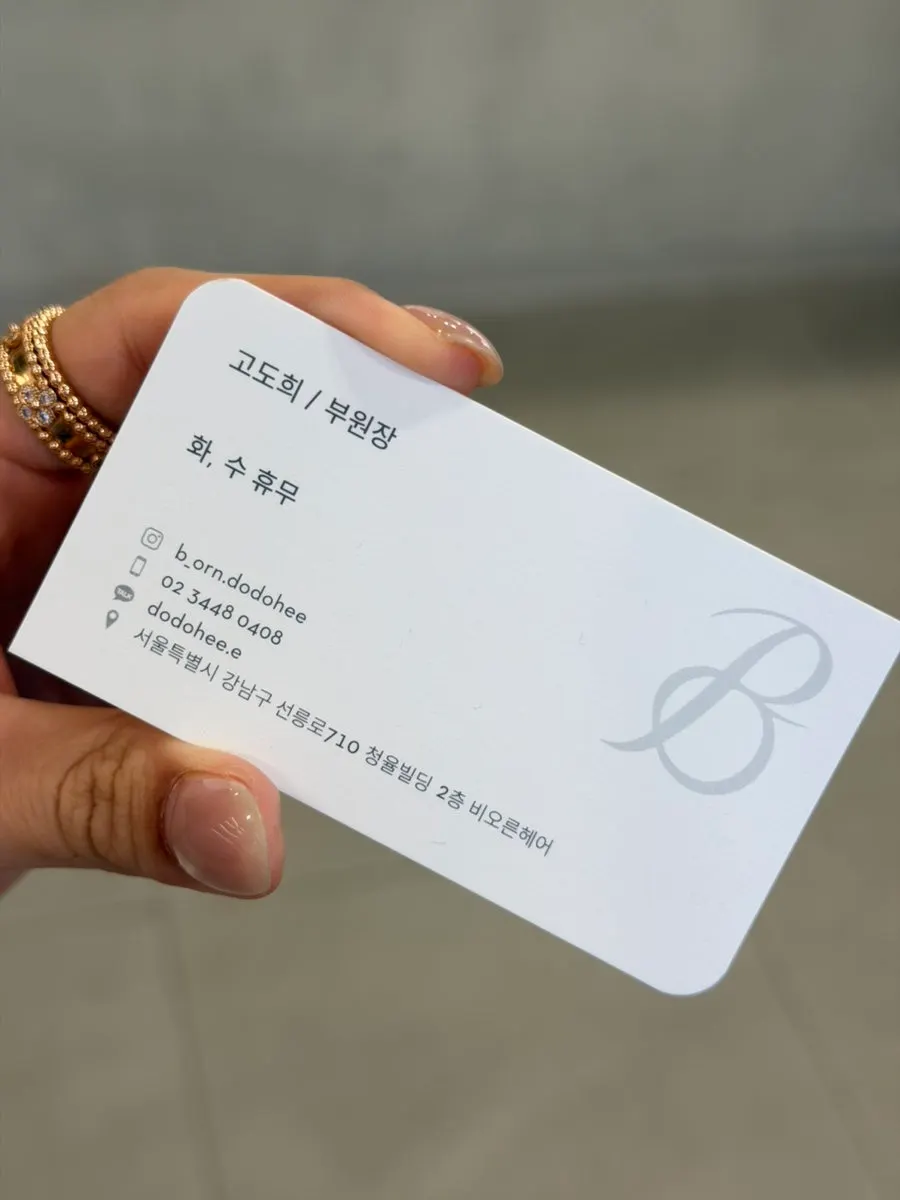 비오른헤어 청담점 시술 의자와 거울