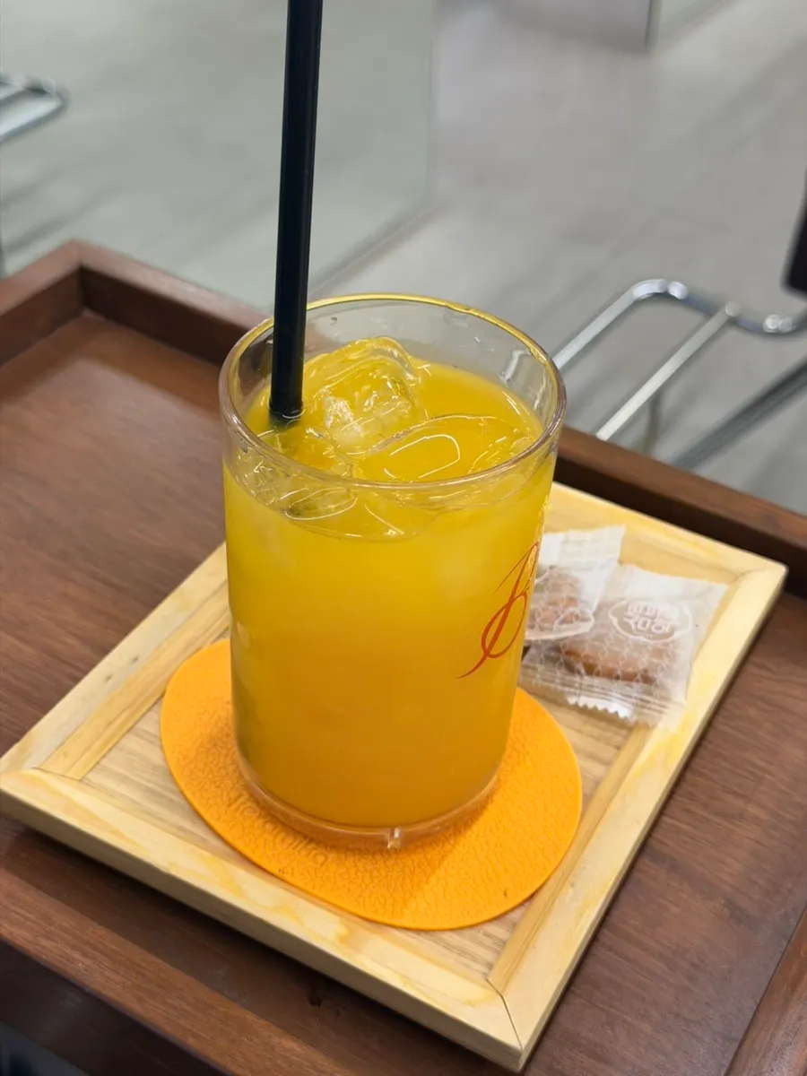 음료 준비된 미용실 대기 공간