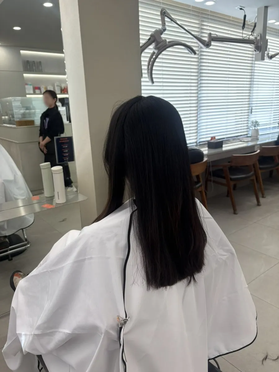 시술 전 숱이 뭉친 머리 끝 상태