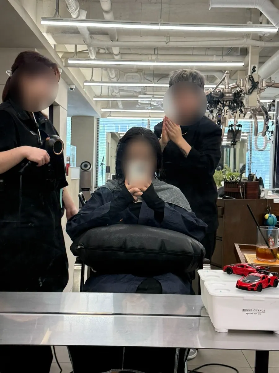 약 처리 후 샴푸실에서 헹구는 모습