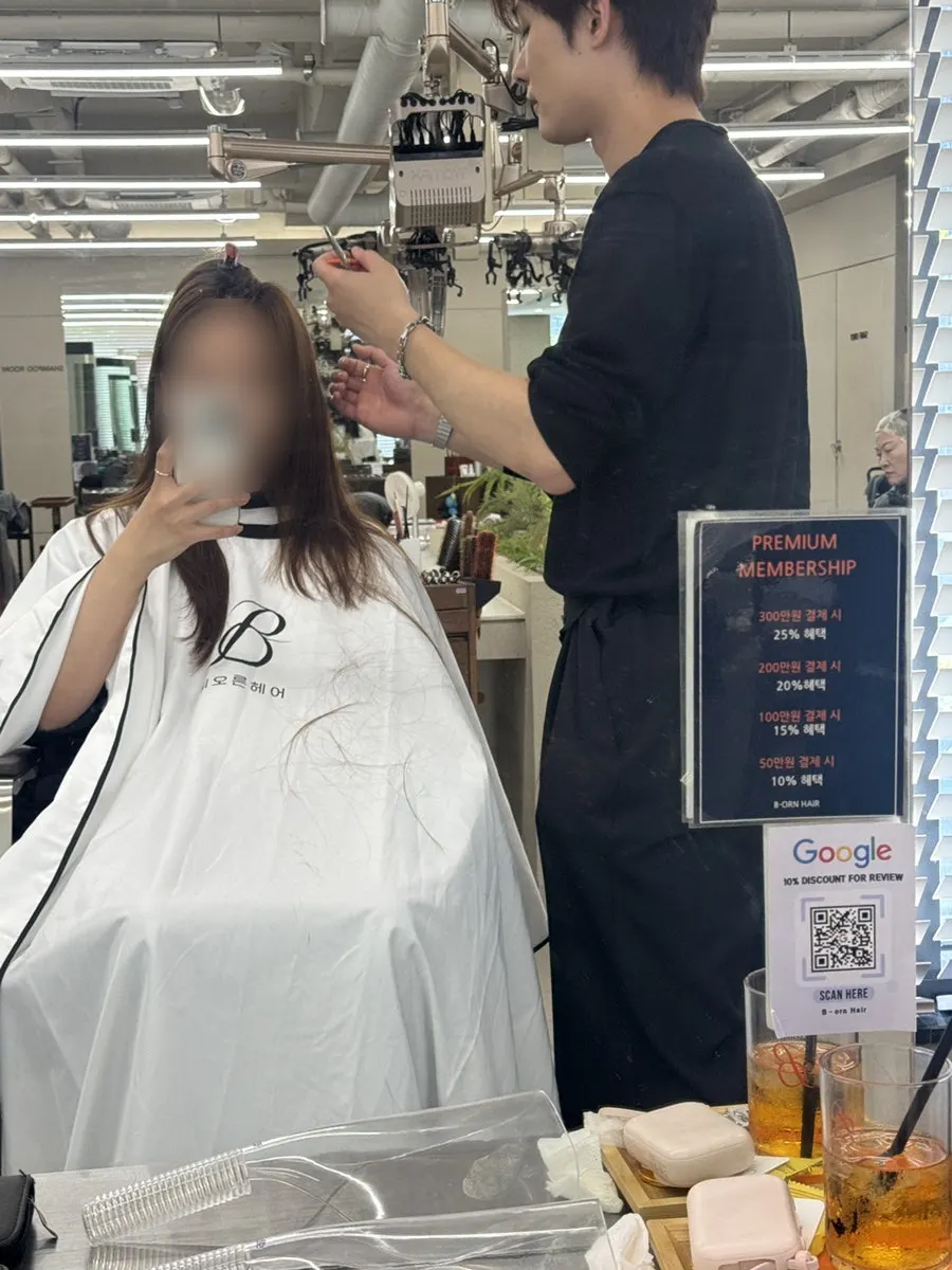 Long hair falling smoothly with just finger-combing after the clinic treatment