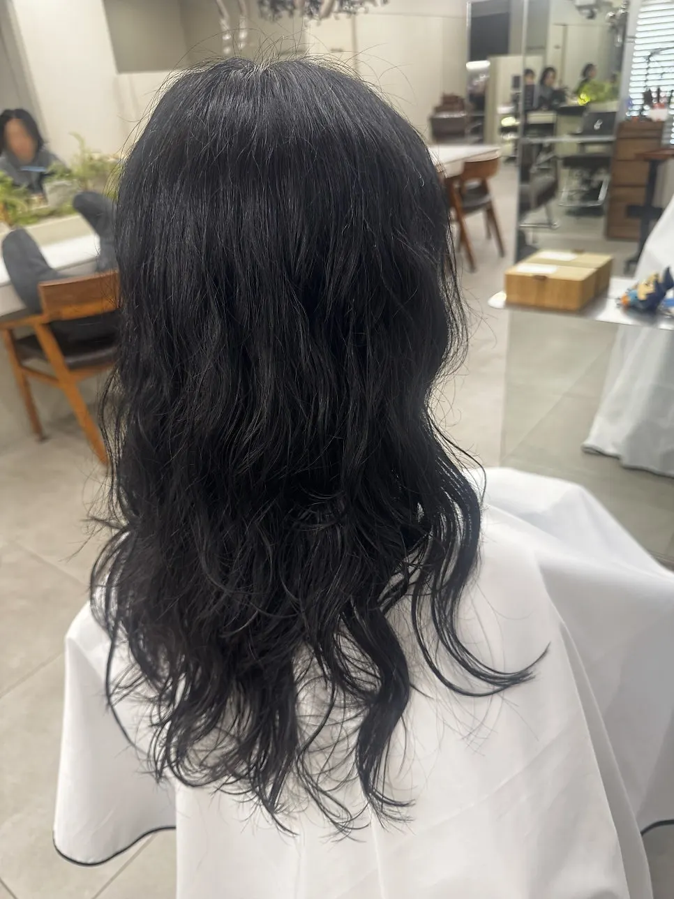 펌 완성 후 굵은 컬 헤어