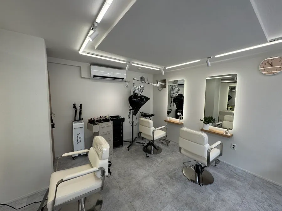 Clean, tidy treatment space inside Billogeu Hair