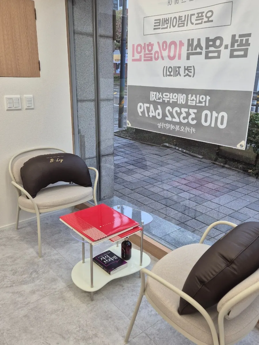 깔끔하게 정돈된 헤어샵 내부 소품