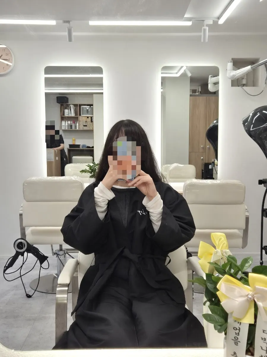 펌 시술 전 모발 상담 장면