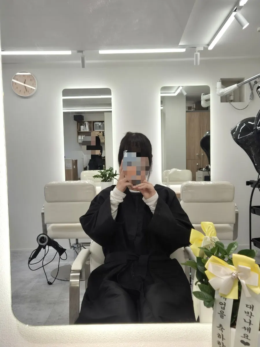 모발에 펌 약제를 도포하는 모습