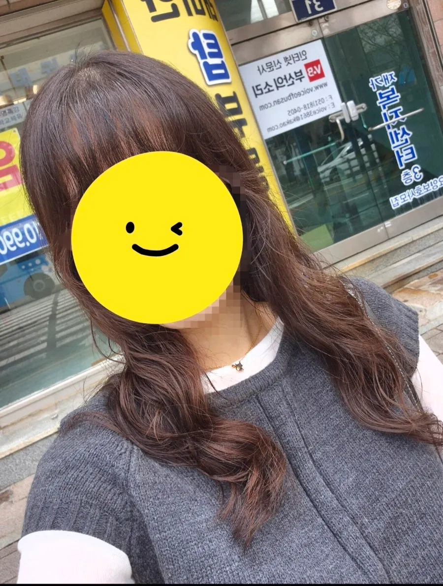 자연광 아래에서 연출된 CS펌 스타일