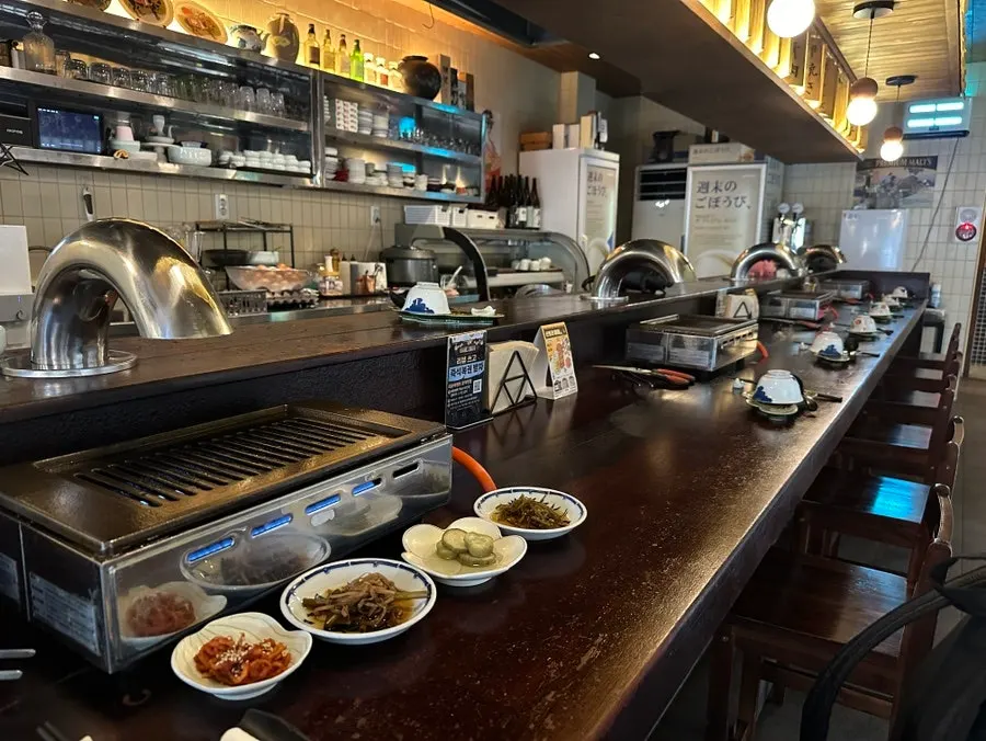 화로와 연기 흡입기가 있는 혼밥 바석