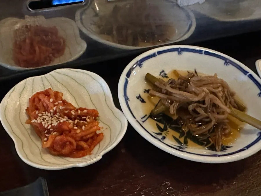 무채김치와 마늘쫑 숙주 장아찌 밑반찬