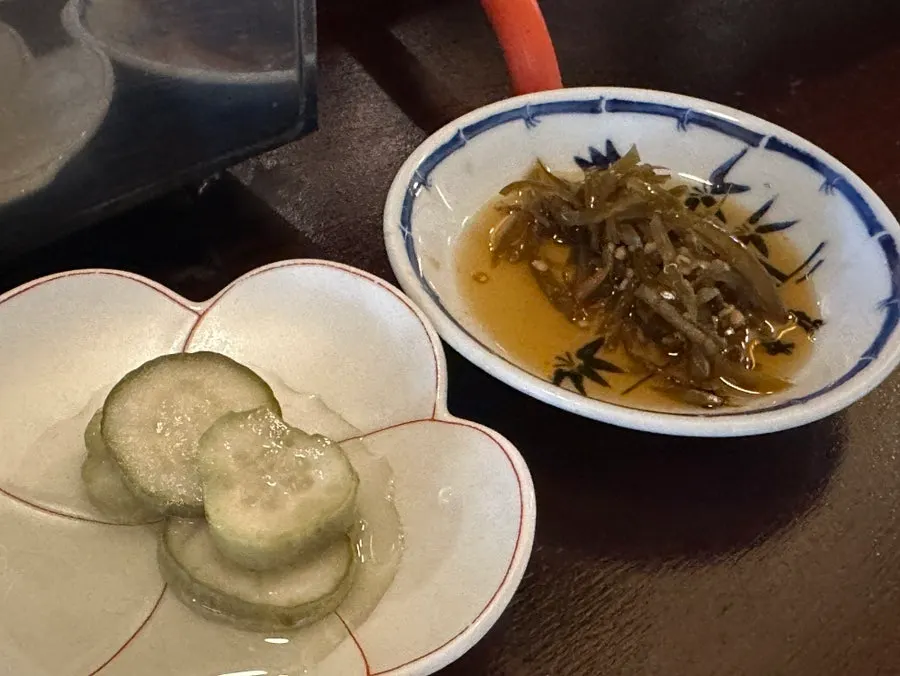 피클과 고추장아찌 밑반찬 접시