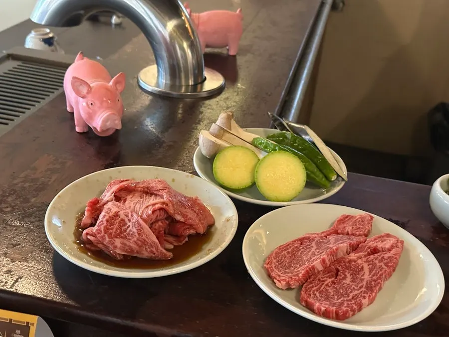 특상로스와 특상등심 100g 고기 접시