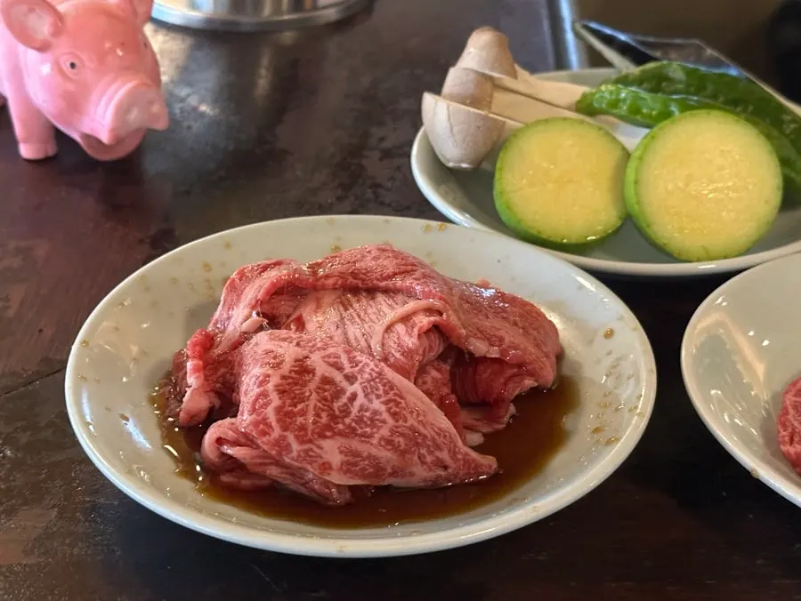 얇게 썰린 특상등심 접시