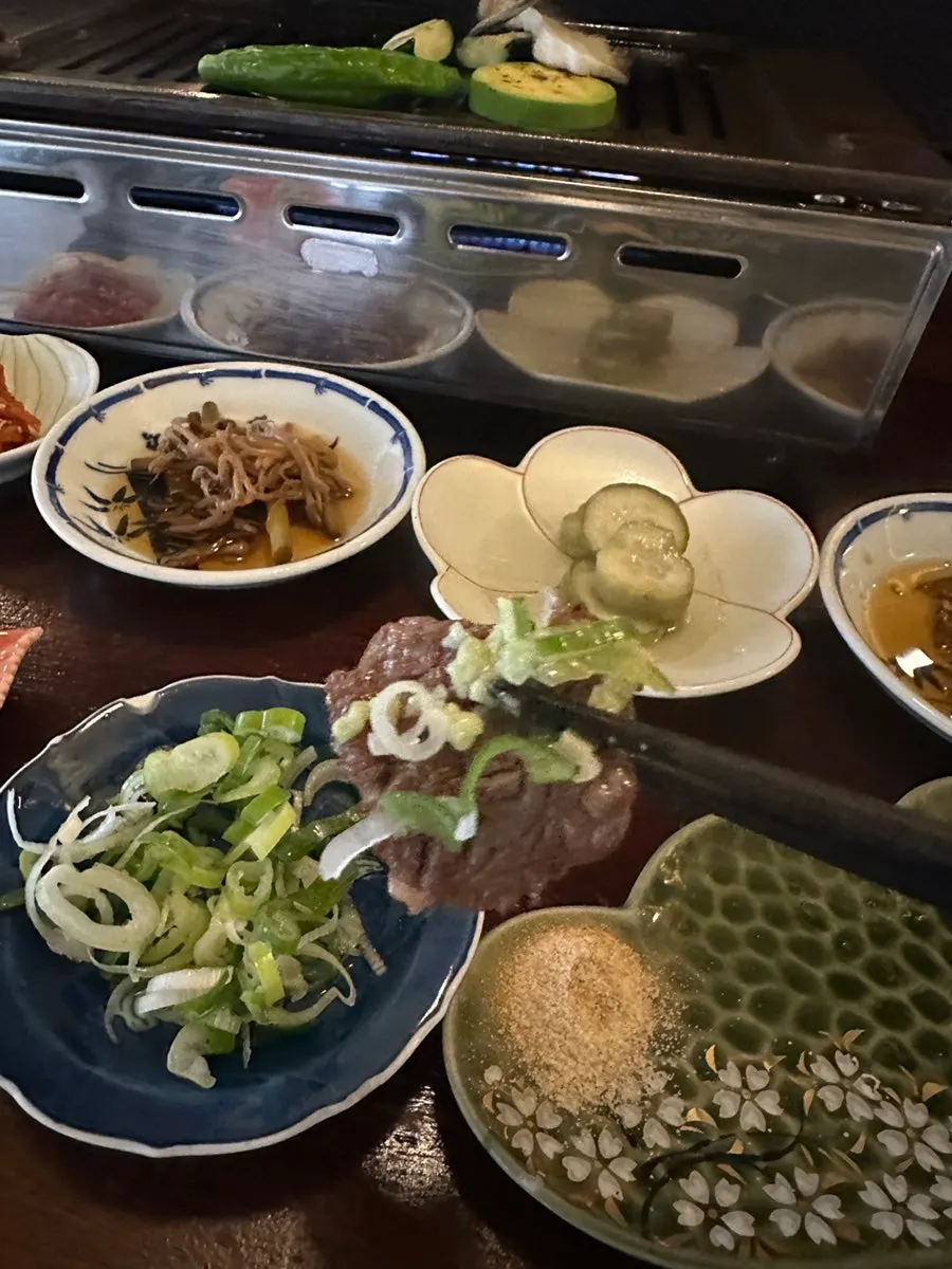 와사비와 초절임 파를 올린 구운 소고기