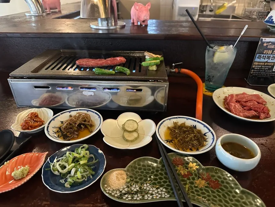 고기와 밑반찬이 차려진 바석 한상