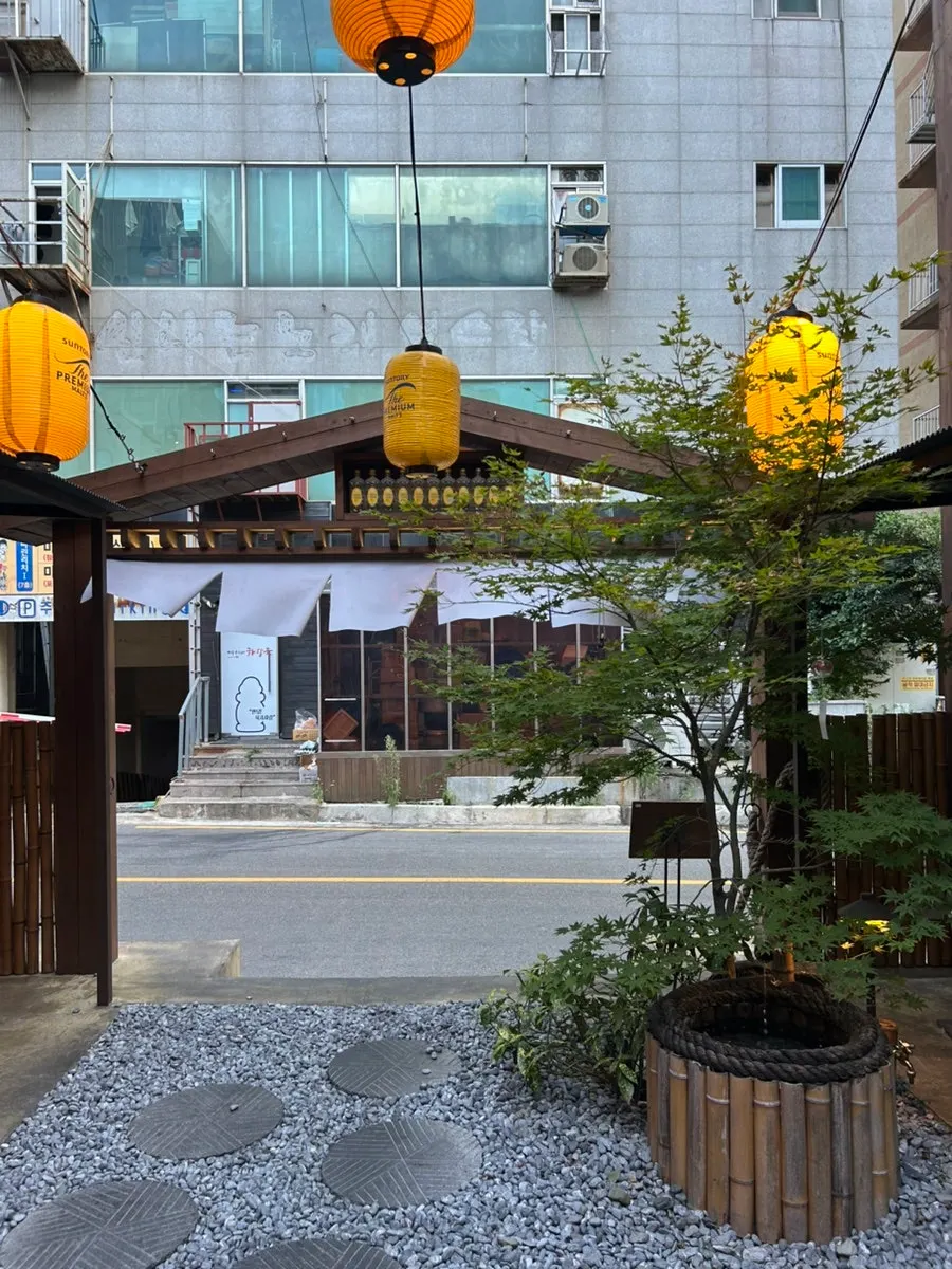 View around the entrance of Bisyoku Gwangan Branch